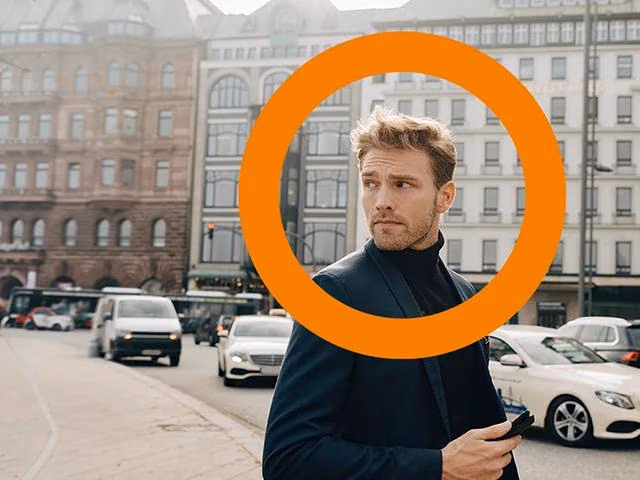 Ein junger Mann im Straßenverkehr mit dem Blick zur Seite.