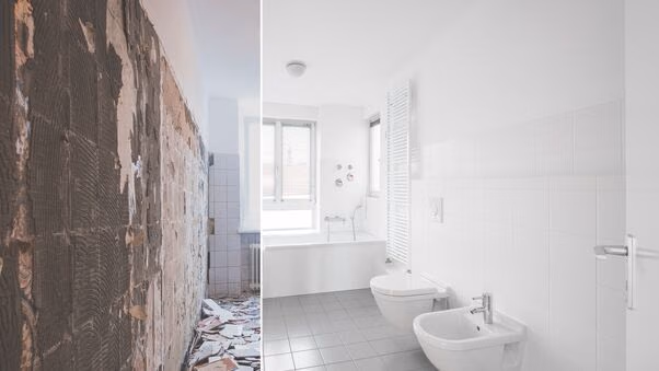 Auf der linken Seite sieht man ein entkerntes Badezimmer, bei dem die Fliesen von der Wand entfernt wurden. Auf der rechten Seite wird ein neu renoviertes Bad gezeigt.