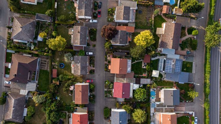 Es ist eine Wohnsiedlung mit Immobilien aus der Vogelperspektive zu sehen.
