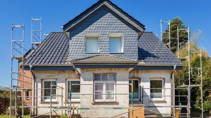 Auf dem Bild sieht man ein Neubau, welches sich derzeit im Rohbau befindet.