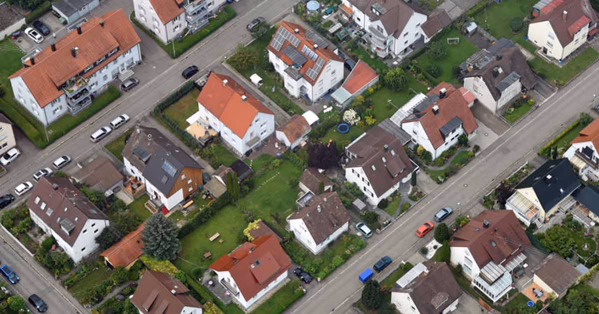 Zu sehen sind viele aufgereihte Häuser aus der Vogelperspektive.