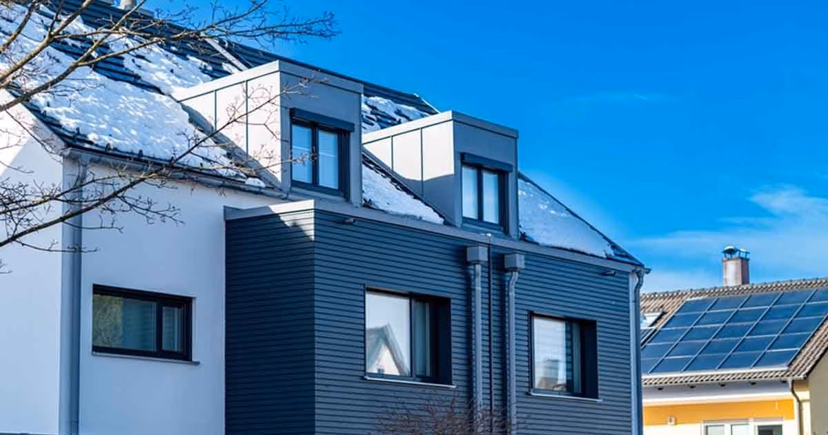 Zu sehen ist ein modernes Einfamilienhaus.