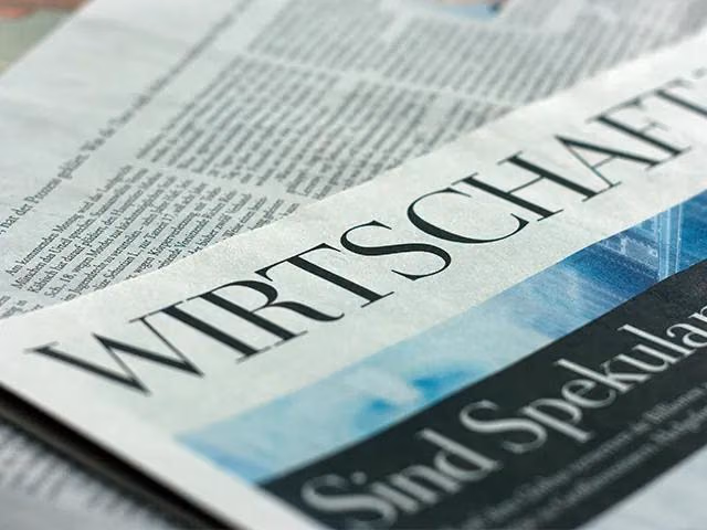 Zeitung mit der Überschrift Wirtschaft.