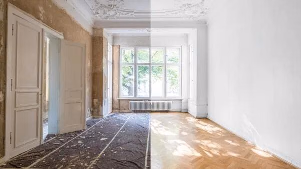 Ein Raum mit der einen Hälfte vor und einer nach einer Raumsanierung.