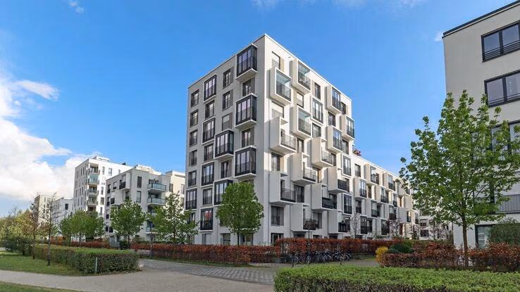 Moderne Wohnimmobilien in einem neu errichteten Wohnquartier.
