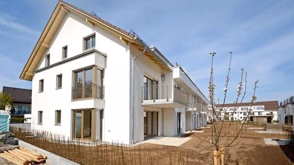 Viele neugebaute Häuser stehen in einer Reihe.