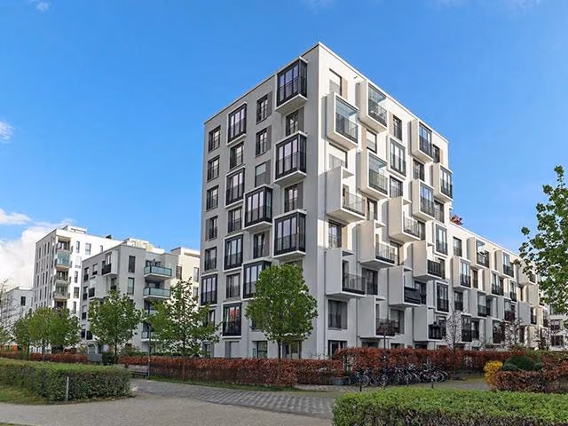 Moderne Wohnimmobilien in einem neu errichteten Wohnquartier.