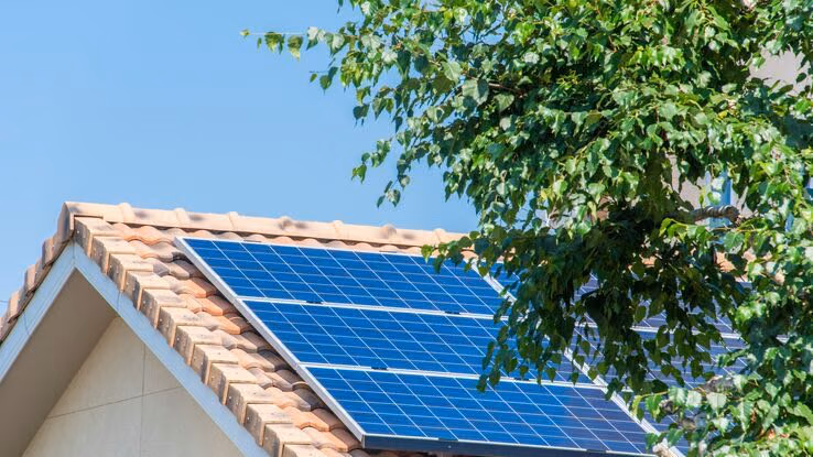 Abgebildet ist eine Solaranlage auf dem Dach.