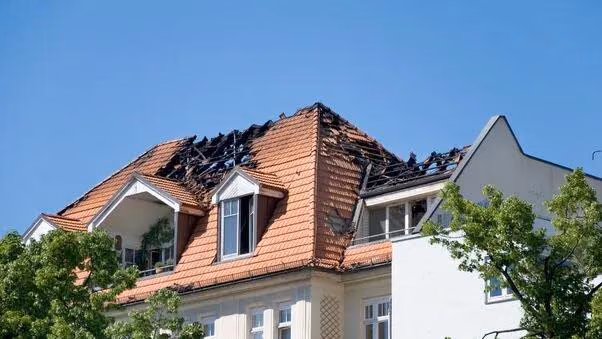 Haus mit Brandschaden im Dach.