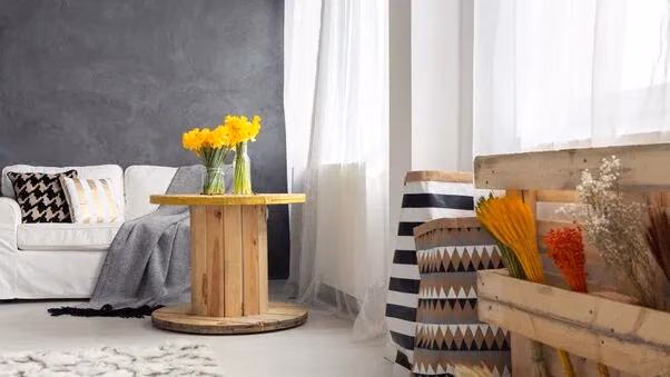 Zu sehen ist ein nachhaltig eingerichtetes Zimmer mit upgecycelten Möbeln.