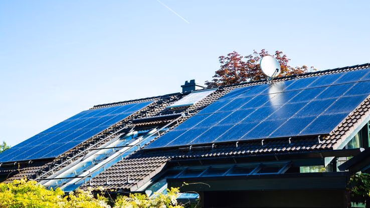 Abgebildet sind installierte Solaranlagen auf dem Dach.