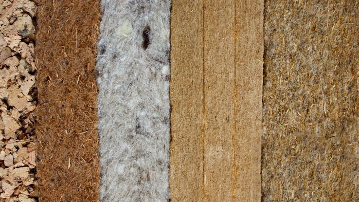 Es sind verschiedene Dämmmaterialien aufgereiht, beispielsweise Kork im Querschnitt.