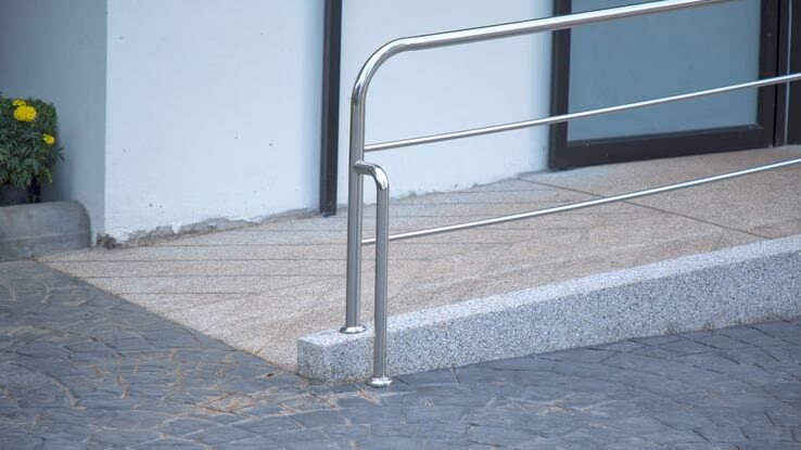 Eine Rampe erspart das Treppengehen und ermöglicht auch Rollstuhlfahrern den Zugang zur Haustüre.