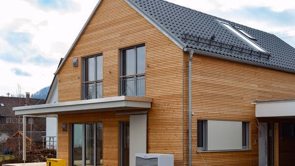 Ein modernes Einfamilienhaus mit Holz verkleidet.