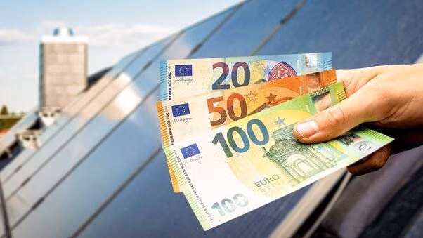 Auf dem Bild hält eine Person einen 20€-, 50€- und 100€-Schein in der Hand.