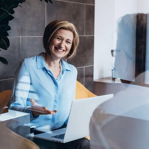 Eine Frau ist im persönlichen Beratungsgespräch.