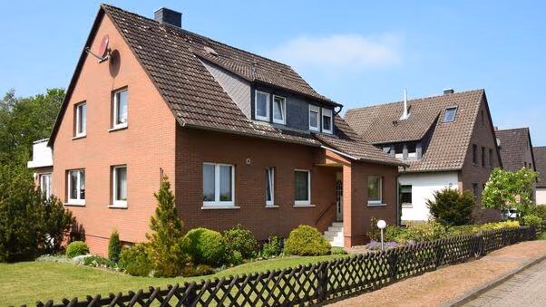 Ältere Einfamilienhäuser mit kleinem Garten.