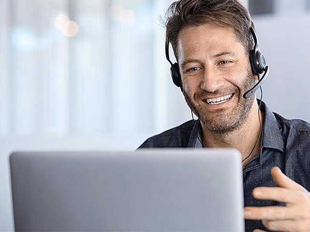 Person mit Headset in einer Online-Beratung.