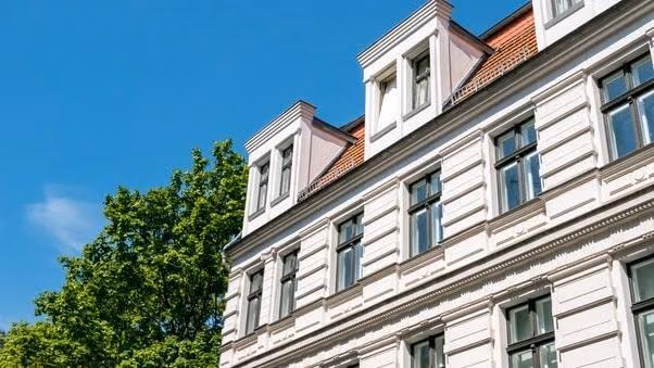 Ein Wohnhaus mit einer schönen Fassade.