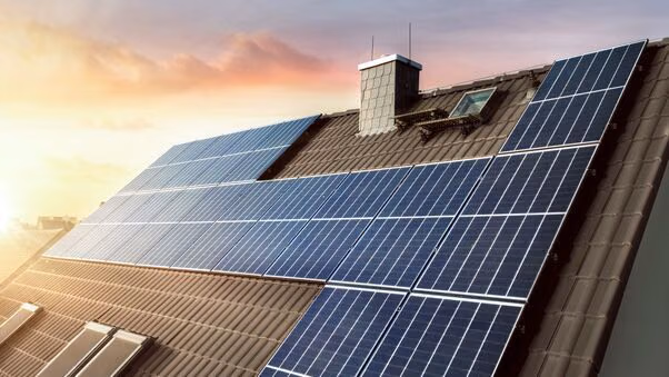 Auf einem Dach sind einige Solarpanels, um Strom selbst zu erzeugen.