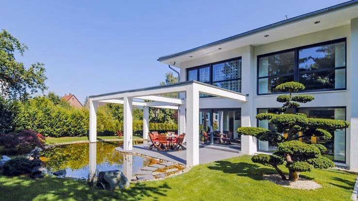 Ein Garten vor einem modernen Haus, welcher in Richtung Süd-West geht.