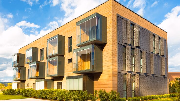 Abgebildet ist ein schöner Neubau mit nachhaltig gebauten Wohnungen.