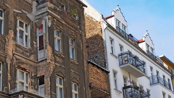 Ein altes Stadthaus ohne Putz.