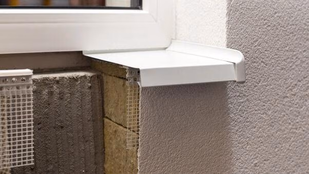Auf dem Bild wird eine Fensterbank mit Querschnitt gezeigt, um den Einsatz nachhaltiger Dämmstoffe zu sehen.