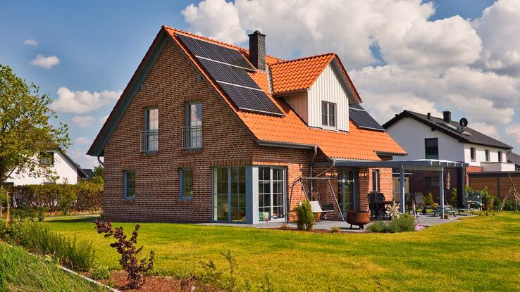 Abgebildet ist ein Einfamilienhaus mit Garten.